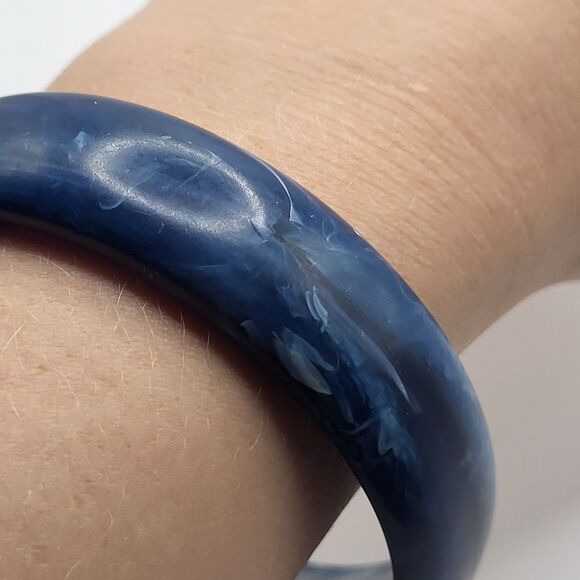 Beautiful Navy Blue Marbled Acrylic Bangle Bracelet 8in - Picture 3 of 4